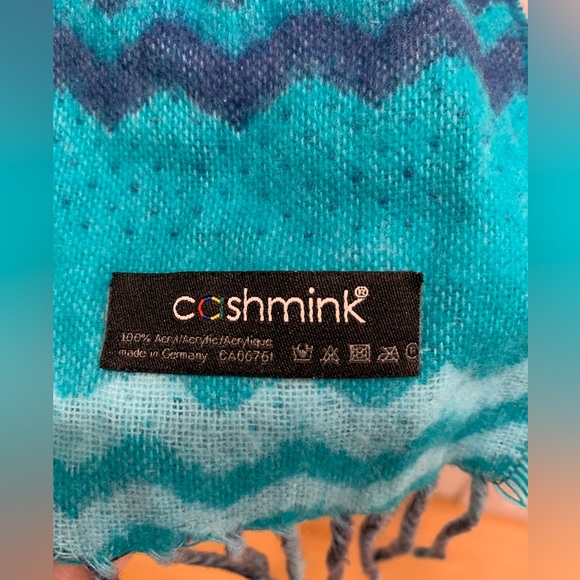 Cashmink by Fraas. Gorgeous and soft scarf. - Picture 4 of 6